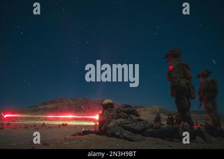 Twentynine Palms, California, Stati Uniti. 29th Jan, 2023. STATI UNITI Marines con 3D Littoral Combat Team, 3D Marine Littoral Regiment, 3D Marine Division, spara una mitragliatrice M240B durante l'esercitazione di addestramento al reggimento del litorale marino (MLR-TE) al Marine Corps Air Ground Combat Center Twentynine Palms, California, gennaio. 28, 2023. MLR-TE è un esercizio a livello di servizio su larga scala progettato per addestrare, sviluppare e sperimentare con la mlr 3D come parte di una Marine Air-Ground Task Force, guidata da 3D Marine Division, che opera come una Stand-in Force in un ambiente marittimo conteso e distribuito. (Immagine di credito: Foto Stock