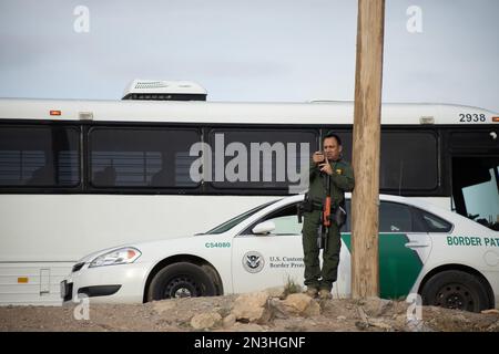 Juarez, Messico, 11-15-2022: Agenti di pattuglia di confine controllano il campo di migranti istituito in territorio messicano al confine con Juárez El Paso Texas. Foto Stock