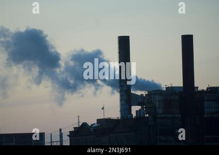 Impianto industriale con due stack ed emissioni a St. Louis, Missouri, Stati Uniti; St. Louis, Missouri, Stati Uniti d'America Foto Stock