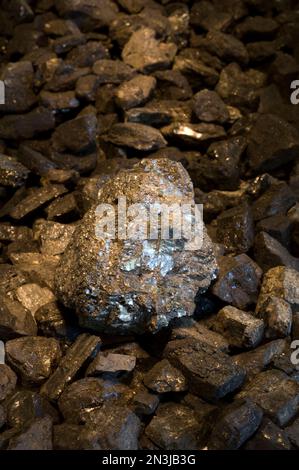 Frammenti di carbone. Il carbone è uno dei combustibili fossili più sporchi e bruciarlo sta portando al cambiamento climatico globale: Studio Foto Stock