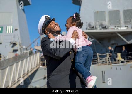 STAZIONE NAVALE DI ROTA, SPAGNA. 4th Feb, 2023. Chief gas turbine Systems Technician (Mechanical) Michael Fox saluta sua figlia sul molo dopo il ritorno dalla pattuglia a bordo del cacciatorpediniere missilistico guidato Arleigh Burke-class USS Roosevelt (DDG 80), febbraio. 4, 2023. Roosevelt completò la sua quarta pattuglia negli Stati Uniti Naval Forces Europe area of Operations, impiegato dagli Stati Uniti Sesta flotta per difendere gli interessi degli Stati Uniti, alleati e partner. Credito: USA Navy/ZUMA Press Wire Service/ZUMAPRESS.com/Alamy Notizie dal vivo Foto Stock