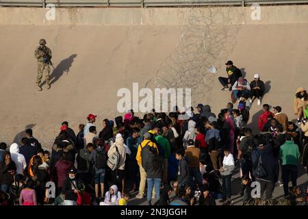 Migliaia di migranti provenienti dall'America Latina aspettano al confine meridionale degli Stati Uniti la fine del titolo 42, il governatore del Texas ha ordinato il Texas Na Foto Stock