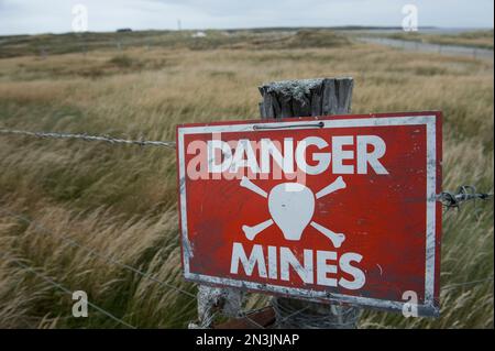 Segnale di pericolo di mine terrestri a Stanley, Isole Falkland; Stanley, Isole Falkland, territorio britannico d'oltremare Foto Stock