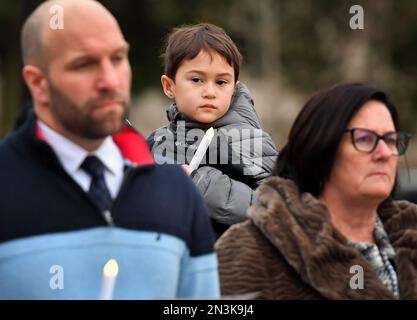 Wilkes barre, Stati Uniti. 07th Feb, 2023. Un bambino giovane ascolta la grazia stupefacente mentre tiene una candela ad una veglia. L'Università di Wilkes ha tenuto una veglia per portare l'attenzione sulla morte di Tiro Nichols. La veglia includeva discorsi che portavano consapevolezza della necessità di cambiare le forze di polizia, il canto della Grazia stupefacente e un momento di silenzio di tre minuti, un minuto per ogni giorno Tiro era in ospedale. Credit: SOPA Images Limited/Alamy Live News Foto Stock