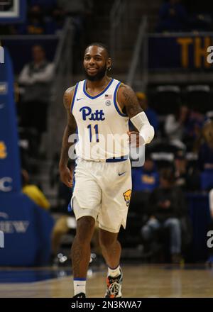 Pittsburgh, Pennsylvania, Stati Uniti. 7th Feb, 2023. 7th febbraio 2023 Pittsburgh Panthers guard Jamarius Burton (11) sorride durante la partita di pallacanestro tra i Louisville Cardinals e i Pittsburgh Panthers al Petersen Events Center di Pittsburgh, Pennsylvania. (Credit Image: © Jake Mysliwczyk/BMR via ZUMA Press Wire) SOLO PER USO EDITORIALE! Non per USO commerciale! Foto Stock