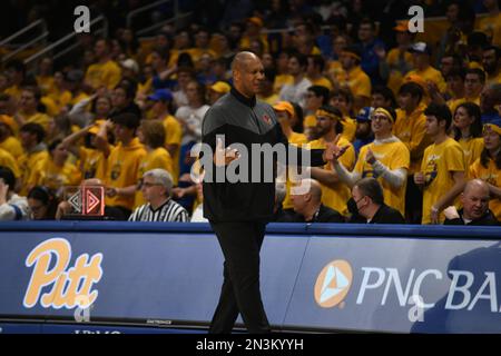 Pittsburgh, Pennsylvania, Stati Uniti. 7th Feb, 2023. 7th febbraio 2023, allenatore capo dei Louisville Cardinals Kenny Payne con le braccia in aria durante la partita di pallacanestro del college tra i Louisville Cardinals e i Pittsburgh Panthers al Petersen Events Center di Pittsburgh, Pennsylvania. (Credit Image: © Jake Mysliwczyk/BMR via ZUMA Press Wire) SOLO PER USO EDITORIALE! Non per USO commerciale! Foto Stock