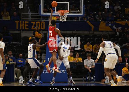 Pittsburgh, Pennsylvania, Stati Uniti. 7th Feb, 2023. Il 7th febbraio 2023 i Louisville Cardinals inoltrano il Sydney Curry (21) guida verso il basket durante la partita di pallacanestro del college tra i Louisville Cardinals e i Pittsburgh Panthers al Petersen Events Center di Pittsburgh, Pennsylvania. (Credit Image: © Jake Mysliwczyk/BMR via ZUMA Press Wire) SOLO PER USO EDITORIALE! Non per USO commerciale! Foto Stock