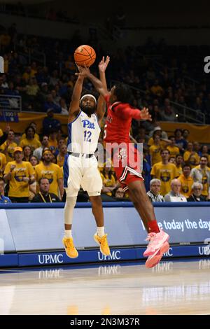 Pittsburgh, Pennsylvania, Stati Uniti. 7th Feb, 2023. 7th febbraio 2023 Pittsburgh Panthers guard KJ Marshall (12) spara la palla durante la partita di pallacanestro del college tra i Louisville Cardinals e i Pittsburgh Panthers al Petersen Events Center di Pittsburgh, Pennsylvania. (Credit Image: © Jake Mysliwczyk/BMR via ZUMA Press Wire) SOLO PER USO EDITORIALE! Non per USO commerciale! Foto Stock