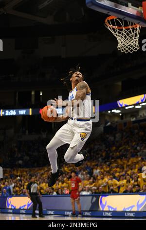 Pittsburgh, Pennsylvania, Stati Uniti. 7th Feb, 2023. 7th febbraio 2023 Pittsburgh Panthers guardia Nike Sibande (22) guida al basket durante la partita di pallacanestro del college tra i Louisville Cardinals e i Pittsburgh Panthers al Petersen Events Center di Pittsburgh, Pennsylvania. (Credit Image: © Jake Mysliwczyk/BMR via ZUMA Press Wire) SOLO PER USO EDITORIALE! Non per USO commerciale! Foto Stock