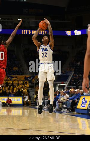 Pittsburgh, Pennsylvania, Stati Uniti. 7th Feb, 2023. 7th febbraio 2023 Pittsburgh Panthers Guard Nike Sibande (22) spara la palla durante la partita di basket tra i Louisville Cardinals e i Pittsburgh Panthers al Petersen Events Center di Pittsburgh, Pennsylvania. (Credit Image: © Jake Mysliwczyk/BMR via ZUMA Press Wire) SOLO PER USO EDITORIALE! Non per USO commerciale! Foto Stock