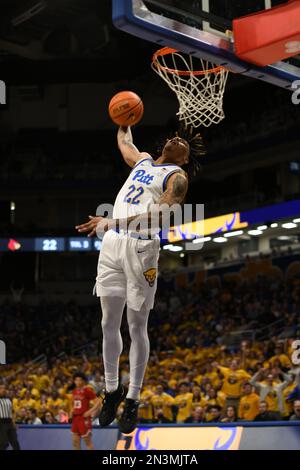 Pittsburgh, Pennsylvania, Stati Uniti. 7th Feb, 2023. 7th febbraio 2023 Pittsburgh Panthers guardia Nike Sibande (22) guida al basket durante la partita di pallacanestro del college tra i Louisville Cardinals e i Pittsburgh Panthers al Petersen Events Center di Pittsburgh, Pennsylvania. (Credit Image: © Jake Mysliwczyk/BMR via ZUMA Press Wire) SOLO PER USO EDITORIALE! Non per USO commerciale! Foto Stock