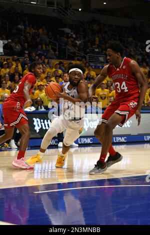 Pittsburgh, Pennsylvania, Stati Uniti. 7th Feb, 2023. 7th febbraio 2023 Pittsburgh Panthers guard KJ Marshall (12) guida verso il basket durante la partita di pallacanestro del college tra i Louisville Cardinals e i Pittsburgh Panthers al Petersen Events Center di Pittsburgh, Pennsylvania. (Credit Image: © Jake Mysliwczyk/BMR via ZUMA Press Wire) SOLO PER USO EDITORIALE! Non per USO commerciale! Foto Stock