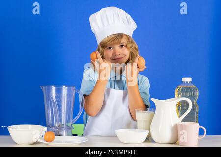 Bambino Fornaio Con Cappello Da Cuoco E Grembiule Con Un Grande Bagel in  Mano Sorride Sullo Sfondo Di Un Forno Immagine Stock - Immagine di  emozione, cottura: 219737459