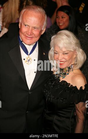 Buzz Aldrin e la moglie Lois Driggs Cannon partecipano al Vanity Fair Oscar Party di Mortons a West Hollywood, California, il 5 marzo 2006. Photo Credit: Henry McGee/MediaPunch Foto Stock