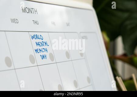 GIORNATA MONDIALE DI SALUTE MENTALE sul calendario per ricordare un evento importante o appuntamento di vacanza Monthly PLANNER. Scheda magnetica con i giorni del mese. Luogo per inserire il programma delle questioni importanti. Concetto di business planning. Whiteboard Planner modello mensile magnetico. Interno del posto di lavoro di freelancer Foto Stock