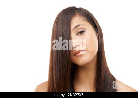 Shes fiducioso circa il suo regime di cura dei capelli. Ritratto di una giovane donna attraente con capelli lunghi e sani. Foto Stock