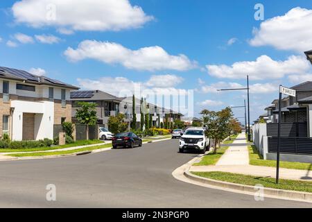 Sviluppo immobiliare australiano, nuovi alloggi a Marsden Park Sydney da Stockland, sviluppo Elara, NSW, Australia, pannelli solari installati Foto Stock