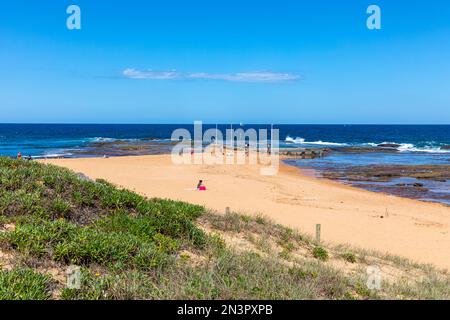 Mona vale Beach Sydney, estate 2023 cielo blu chiaro e persone che prendono il sole sulla spiaggia e piscina oceano, Sydney, NSW, Australia Foto Stock