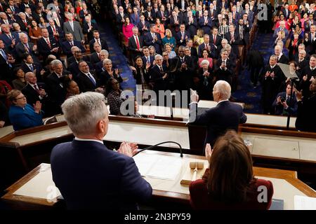 Washington, DC, Stati Uniti. 07th Feb, 2023. STATI UNITI Il presidente Joe Biden consegna il suo discorso sullo stato dell'Unione durante una riunione congiunta del Congresso nella Camera degli Stati Uniti Capitol il 07 febbraio 2023 a Washington, DC. Il discorso segna il primo discorso di Biden alla nuova Camera controllata dai Repubblicani. Credit: Kevin Dietsch/Pool via CNP/Media Punch/Alamy Live News Foto Stock