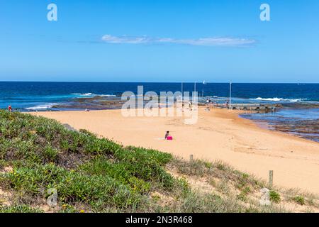 Mona vale Beach Sydney Australia, estate 2023 cielo blu giorno soleggiato in questa spiaggia di Sydney, oceano piscina Rockpool, NSW, Australia Foto Stock
