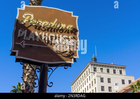 Il cartello al neon Pasadena Playhouse si trova su Colorado Boulevard. Questo segno è considerato un esempio storico di arte al neon. Foto Stock