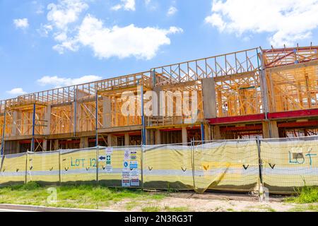 Sviluppo di alloggi Australiani, nuove case incorniciate in legno in costruzione a Marsden Park, Sydney, NSW, Australia Foto Stock