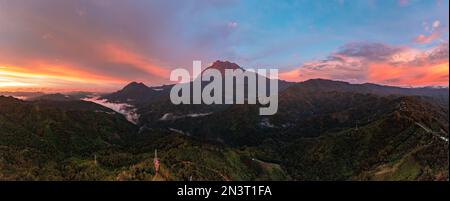 Maestoso e panoramico Monte Kinabalu che splende d'oro durante il tramonto da Pekan Nabalu, Sabah, Malesia. Foto Stock