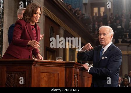 Il Presidente Joe Biden parla con il Vicepresidente Kamala Harris dopo il discorso dello Stato dell'Unione in una sessione congiunta del Congresso al Campidoglio, martedì 7 febbraio 2023, a Washington, DC, STATI UNITI. Foto di Jacquelyn Martin/Pool/ABACAPRESS.COM Foto Stock