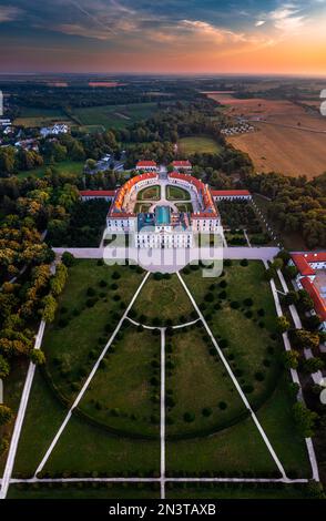 Fertod, Ungheria - veduta panoramica aerea del bellissimo Castello di Esterhazy (Esterhazy-kastely) e giardino a Fertod, vicino a Sopron in una soleggiata mattinata estiva Foto Stock