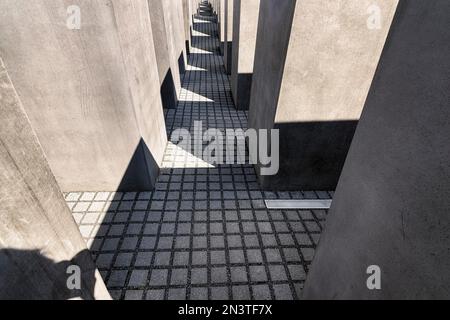 Stretti sentieri lastricati attraverso cuboidi stele di cemento, memoriale degli ebrei assassinati d'Europa, memoriale dell'Olocausto, campo di stele, architetto Pietro Foto Stock