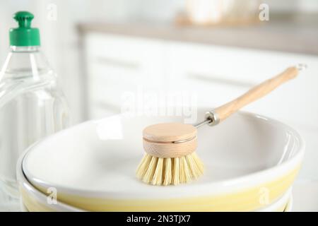 Spazzola per la pulizia di piatti e ciotola all'interno, primo piano Foto Stock