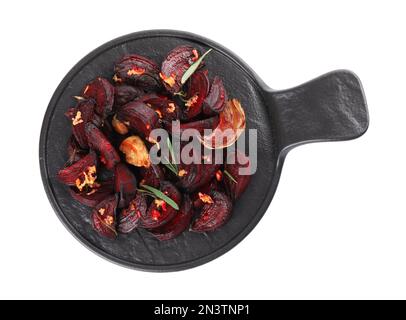 Piatto di ardesia con fette di barbabietola tostata, aglio e rosmarino isolato su bianco, vista dall'alto Foto Stock