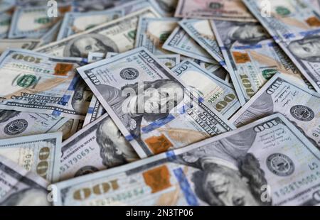 Cento banconote da dollari. Valuta ufficiale degli Stati Uniti d'America. Banconote da 100 USD, banconote americane in dollari obverse. Foto Stock