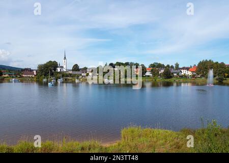 Frymburk, Friedberg con St Chiesa di Bartolomeo, bacino idrico di Lipno, Okres Cesky Krumlov, regione di Jihocesky kraj, Boemia meridionale, Repubblica Ceca Foto Stock