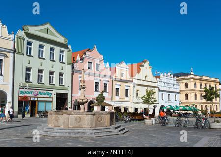 Case storiche e fontane a Masarykovo namesti, Masaryk Square, Trebon, Wittingau, Jindrichuv Hradec District, Jihocesky kraj, sud Foto Stock