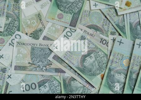 100 banconote zloty polacche. PLN zł o złoty, la valuta ufficiale della Polonia. Cento banconote złotych, bollette di carta. Foto Stock