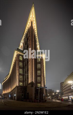 Vista di un edificio in mattoni appuntiti di notte, Amburgo, Germania Foto Stock