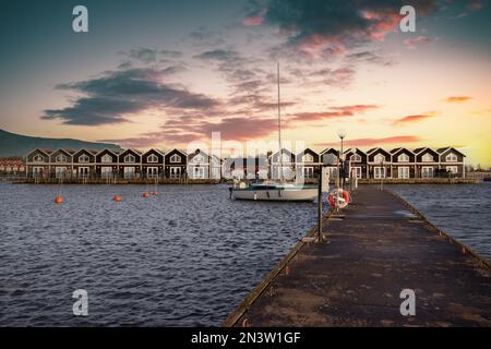 Case vacanze svedesi nell'acqua vicino al porto di Sunnana Hamn, Svezia, Scandinavia Foto Stock