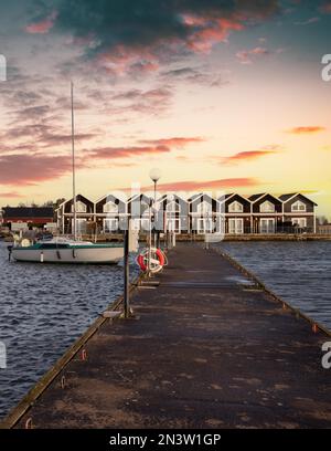 Case vacanze svedesi nell'acqua vicino al porto di Sunnana Hamn, Svezia, Scandinavia Foto Stock