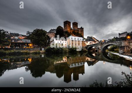 Centro storico di Runkel an der Lahn, Assia, Germania, con castello, struazzo e ponte Lahn Foto Stock