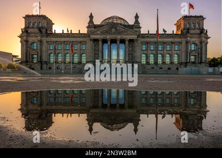 Reichstag, sede del Bundestag tedesco riflesso in una pozzanghera al mattino, Berlino, Germania Foto Stock