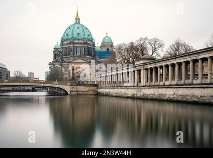 Lunga esposizione della Spree con la Cattedrale di Berlino e il Ponte Karl Liebknecht, Berlino, Germania Foto Stock