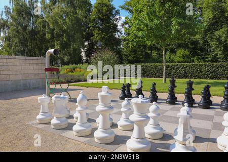 Giardino dell'Eden, parco attivo di generazione, parco sensoriale e terapeutico, scacchi all'aperto, Untermarchtal, Baden-Wuerttemberg, Germania Foto Stock