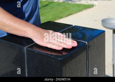 Garden of Eden, Generation Active Park, Sensory and Therapy Park, Feeling, Men's Hand, Untermarchtal, Baden-Wuerttemberg, Germania Foto Stock