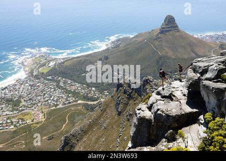Discesa sulla Table Mountain, Lions Head nella parte posteriore, Camps Bay sulla sinistra, vista dall'alto, Western Cape, Sudafrica Foto Stock