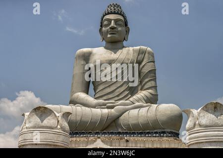 08 24 2015 statua del Buddha di Dhyana 125 piedi (38 m) sulle rive del fiume Krishna Amravati Andhra Pradesh INDIA Asia. Foto Stock