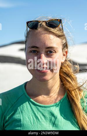 Ritratto, giovane donna con occhiali da sole, Suourland, Islanda Foto Stock