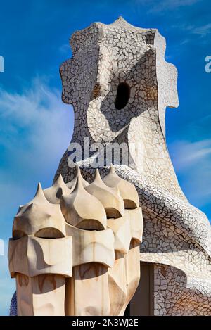 Alberi di ventilazione scultorei sulla Casa Mila o la Pedrera di Antoni Gaudi, patrimonio dell'umanità dell'UNESCO, Passeig de Gracia, Barcellona, Spagna Foto Stock