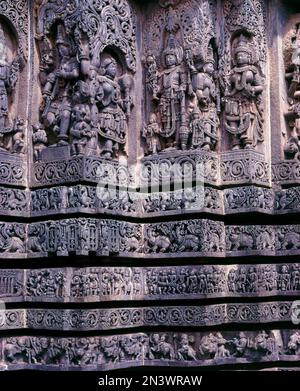 12th ° secolo belle sculture di pietra in HoySaleswara tempio, Halebid, Karnataka, India del Sud, India, Asia Foto Stock