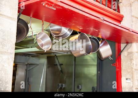 stoviglie set pentole appese in cucina ristorante acciaio inossidabile pentole in strada take away per andare Foto Stock